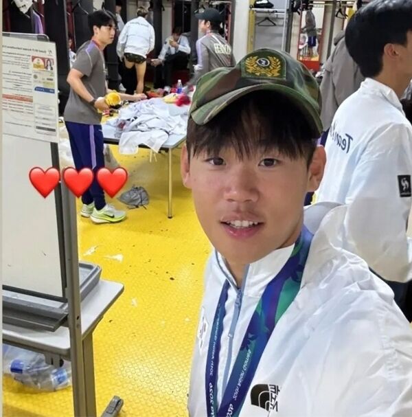 '한국축구 4연패에도 왜 논란인가' 박승수 전역모 인증샷, 양민혁 "메달... 새 창 열림